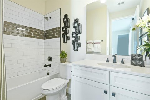 House in Winter Haven, Florida 5 bedrooms, 281.49 sq.m. № 2205568 - photo 4