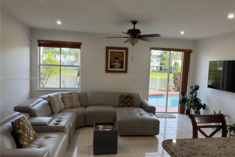 Casa en venta en Miami, Florida, 5 dormitorios, 266.44 m2 № 1779675 - foto 28