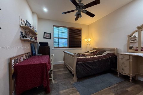 Casa en venta en Miami, Florida, 5 dormitorios, 266.44 m2 № 1779675 - foto 15