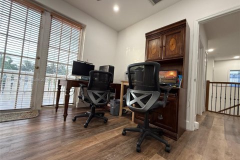 Casa en venta en Miami, Florida, 5 dormitorios, 266.44 m2 № 1779675 - foto 17
