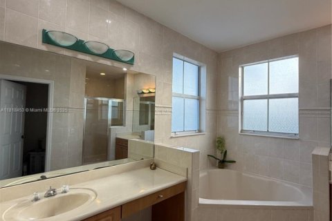 Casa en venta en Miami, Florida, 5 dormitorios, 266.44 m2 № 1779675 - foto 8