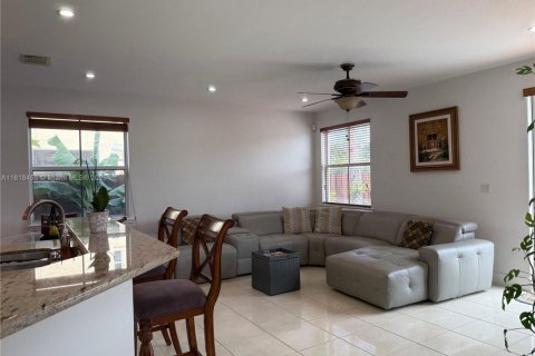 Casa en venta en Miami, Florida, 5 dormitorios, 266.44 m2 № 1779675 - foto 27
