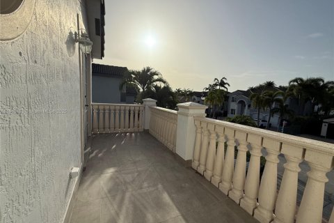 Casa en venta en Miami, Florida, 5 dormitorios, 266.44 m2 № 1779675 - foto 4