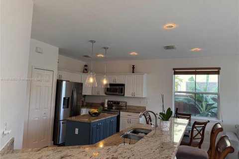 Casa en venta en Miami, Florida, 5 dormitorios, 266.44 m2 № 1779675 - foto 24