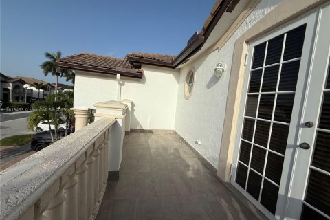 Casa en venta en Miami, Florida, 5 dormitorios, 266.44 m2 № 1779675 - foto 3