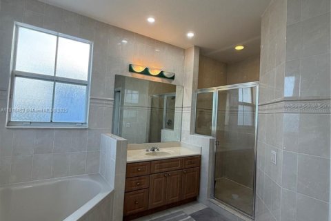 Casa en venta en Miami, Florida, 5 dormitorios, 266.44 m2 № 1779675 - foto 9