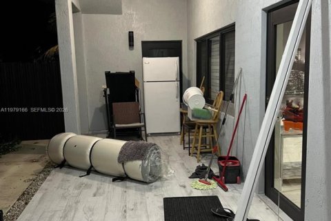 House in Miami, Florida 8 bedrooms, 333.7 sq.m. № 2046412 - photo 15