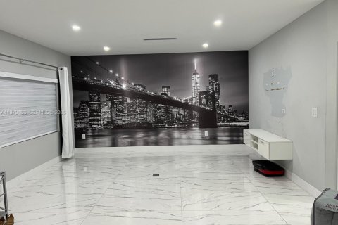 House in Miami, Florida 8 bedrooms, 333.7 sq.m. № 2046412 - photo 5