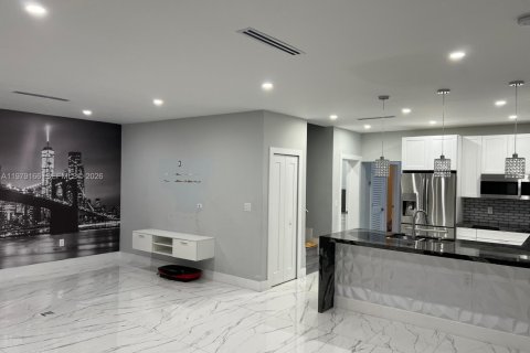 House in Miami, Florida 8 bedrooms, 333.7 sq.m. № 2046412 - photo 2