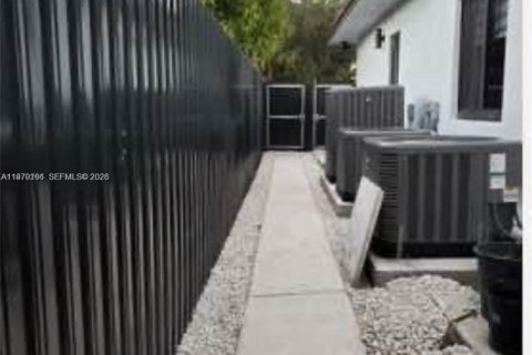 House in Miami, Florida 8 bedrooms, 333.7 sq.m. № 2046412 - photo 21