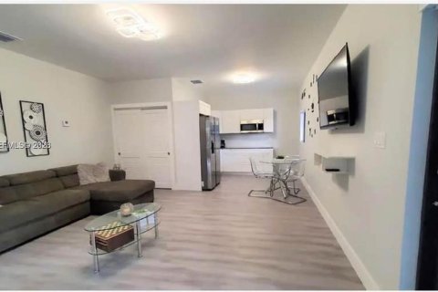 House in Miami, Florida 8 bedrooms, 333.7 sq.m. № 2046412 - photo 19