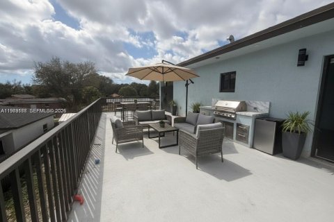 House in Miami, Florida 8 bedrooms, 333.7 sq.m. № 2046412 - photo 25