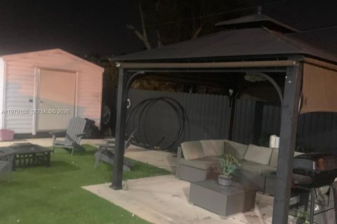 House in Miami, Florida 8 bedrooms, 333.7 sq.m. № 2046412 - photo 16