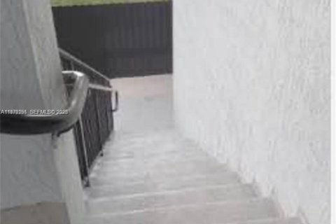 House in Miami, Florida 8 bedrooms, 333.7 sq.m. № 2046412 - photo 18