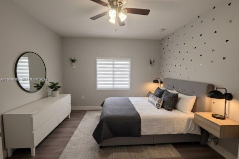 House in Miami, Florida 8 bedrooms, 333.7 sq.m. № 2046412 - photo 27