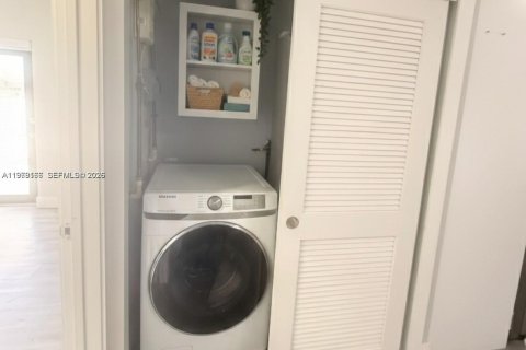 House in Miami, Florida 8 bedrooms, 333.7 sq.m. № 2046412 - photo 28