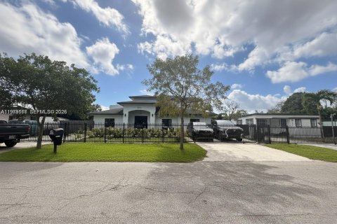 House in Miami, Florida 8 bedrooms, 333.7 sq.m. № 2046412