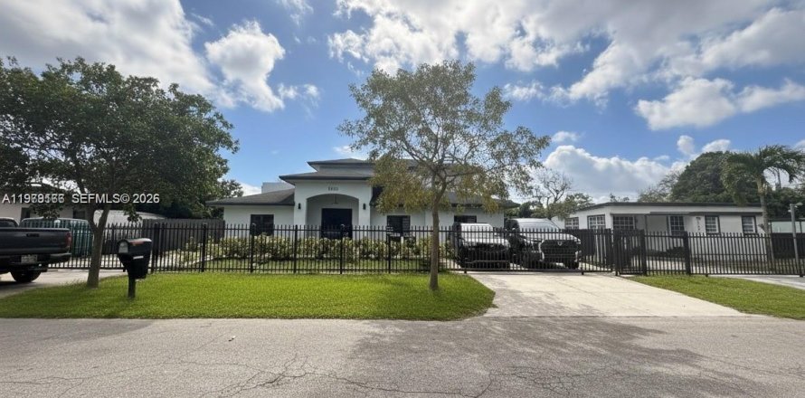 House in Miami, Florida 8 bedrooms, 333.7 sq.m. № 2046412
