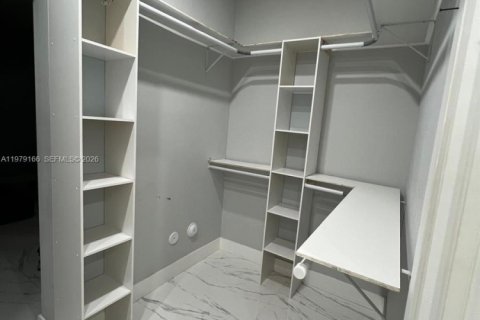 House in Miami, Florida 8 bedrooms, 333.7 sq.m. № 2046412 - photo 10