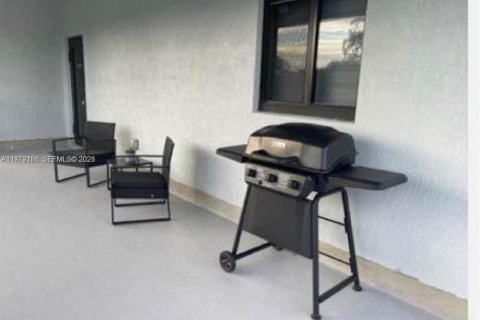 House in Miami, Florida 8 bedrooms, 333.7 sq.m. № 2046412 - photo 20