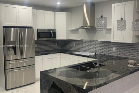 House in Miami, Florida 8 bedrooms, 333.7 sq.m. № 2046412 - photo 3