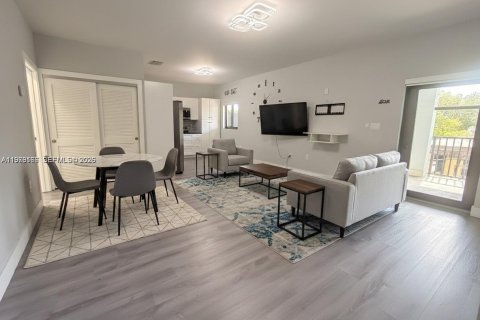 House in Miami, Florida 8 bedrooms, 333.7 sq.m. № 2046412 - photo 22