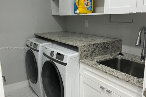 House in Miami, Florida 8 bedrooms, 333.7 sq.m. № 2046412 - photo 13