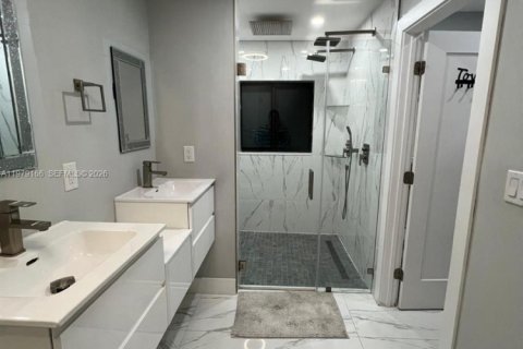 House in Miami, Florida 8 bedrooms, 333.7 sq.m. № 2046412 - photo 11