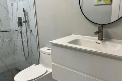 House in Miami, Florida 8 bedrooms, 333.7 sq.m. № 2046412 - photo 12