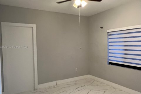 House in Miami, Florida 8 bedrooms, 333.7 sq.m. № 2046412 - photo 8