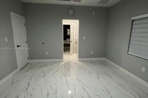House in Miami, Florida 8 bedrooms, 333.7 sq.m. № 2046412 - photo 7