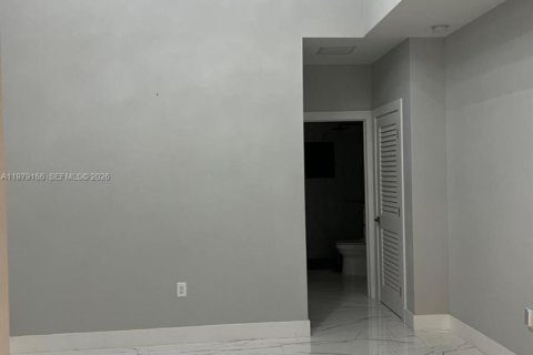 House in Miami, Florida 8 bedrooms, 333.7 sq.m. № 2046412 - photo 6