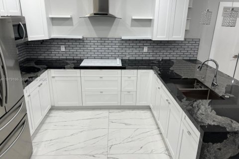 House in Miami, Florida 8 bedrooms, 333.7 sq.m. № 2046412 - photo 4