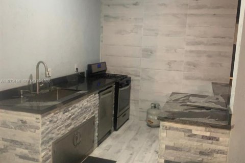 House in Miami, Florida 8 bedrooms, 333.7 sq.m. № 2046412 - photo 14