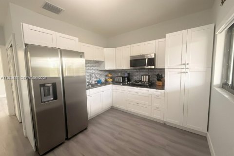 House in Miami, Florida 8 bedrooms, 333.7 sq.m. № 2046412 - photo 23