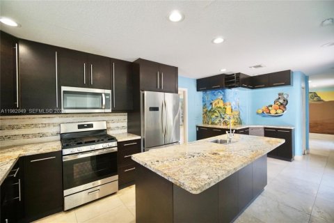 House in Hollywood, Florida 5 bedrooms, 293.2 sq.m. № 2045457 - photo 3