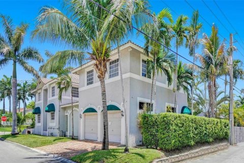 House in Hollywood, Florida 5 bedrooms, 293.2 sq.m. № 2045457