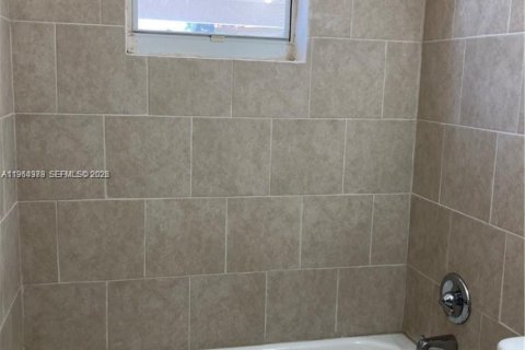 Снять в аренду виллу или дом в Форт-Лодердейл, Флорида 2 спальни, 252.23м2, № 2026983 - фото 12