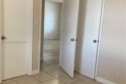 Снять в аренду виллу или дом в Форт-Лодердейл, Флорида 2 спальни, 252.23м2, № 2026983 - фото 11