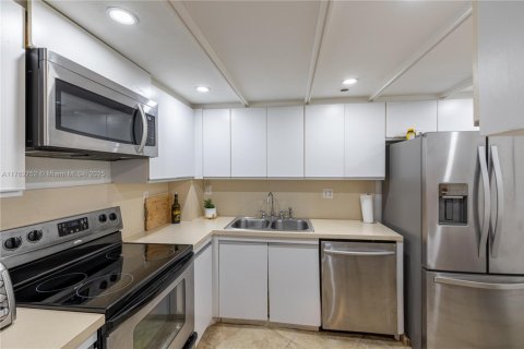 Купить кондоминиум в Майами, Флорида 2 спальни, 117.8м2, № 1732134 - фото 17