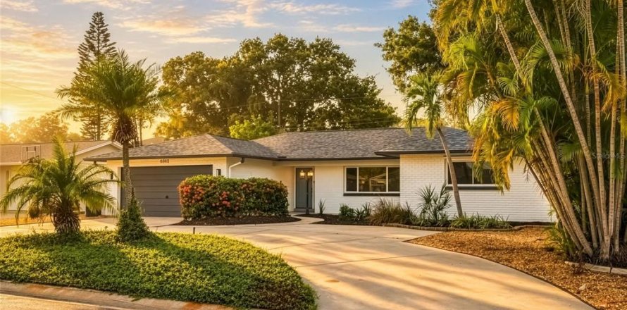 Villa ou maison à Saint Petersburg, Floride 3 chambres, 150.22 m2 № 2358449