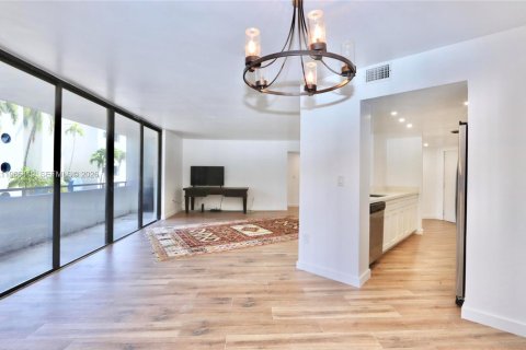 Condo in Aventura, Florida, 2 bedrooms № 2027016 - photo 9