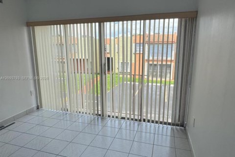 Touwnhouse à louer à Miami, Floride: 2 chambres, 88.07 m2 № 2383009 - photo 4
