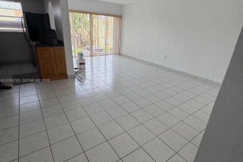 Touwnhouse à louer à Miami, Floride: 2 chambres, 88.07 m2 № 2383009 - photo 12