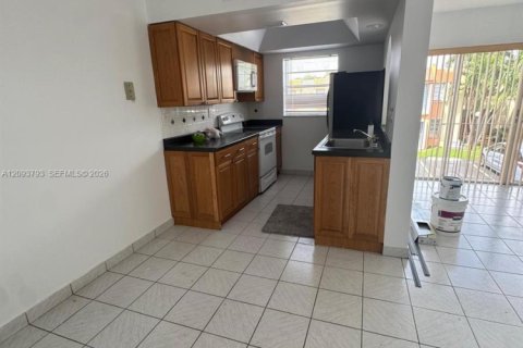 Touwnhouse à louer à Miami, Floride: 2 chambres, 88.07 m2 № 2383009 - photo 8