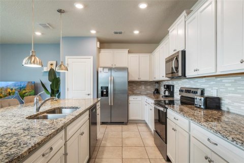 Townhouse in Davenport, Florida 5 bedrooms, 218.78 sq.m. № 2394161 - photo 13