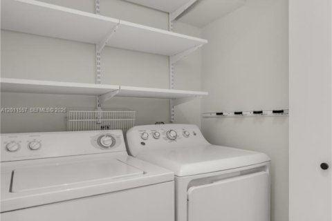 Condo in Miami Beach, Florida, 2 bedrooms № 2075287 - photo 11