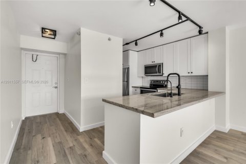 Condo in Miami Beach, Florida, 2 bedrooms № 2075287 - photo 4