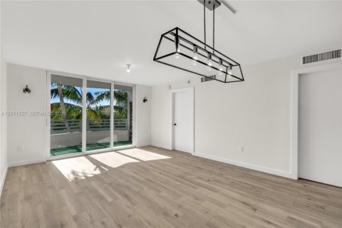 Condo in Miami Beach, Florida, 2 bedrooms № 2075287 - photo 5