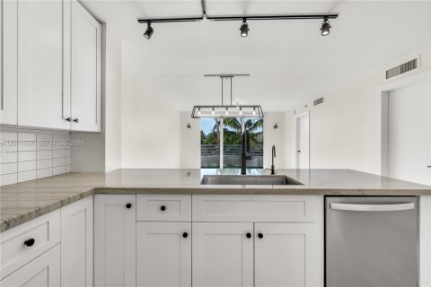 Condo in Miami Beach, Florida, 2 bedrooms № 2075287 - photo 10